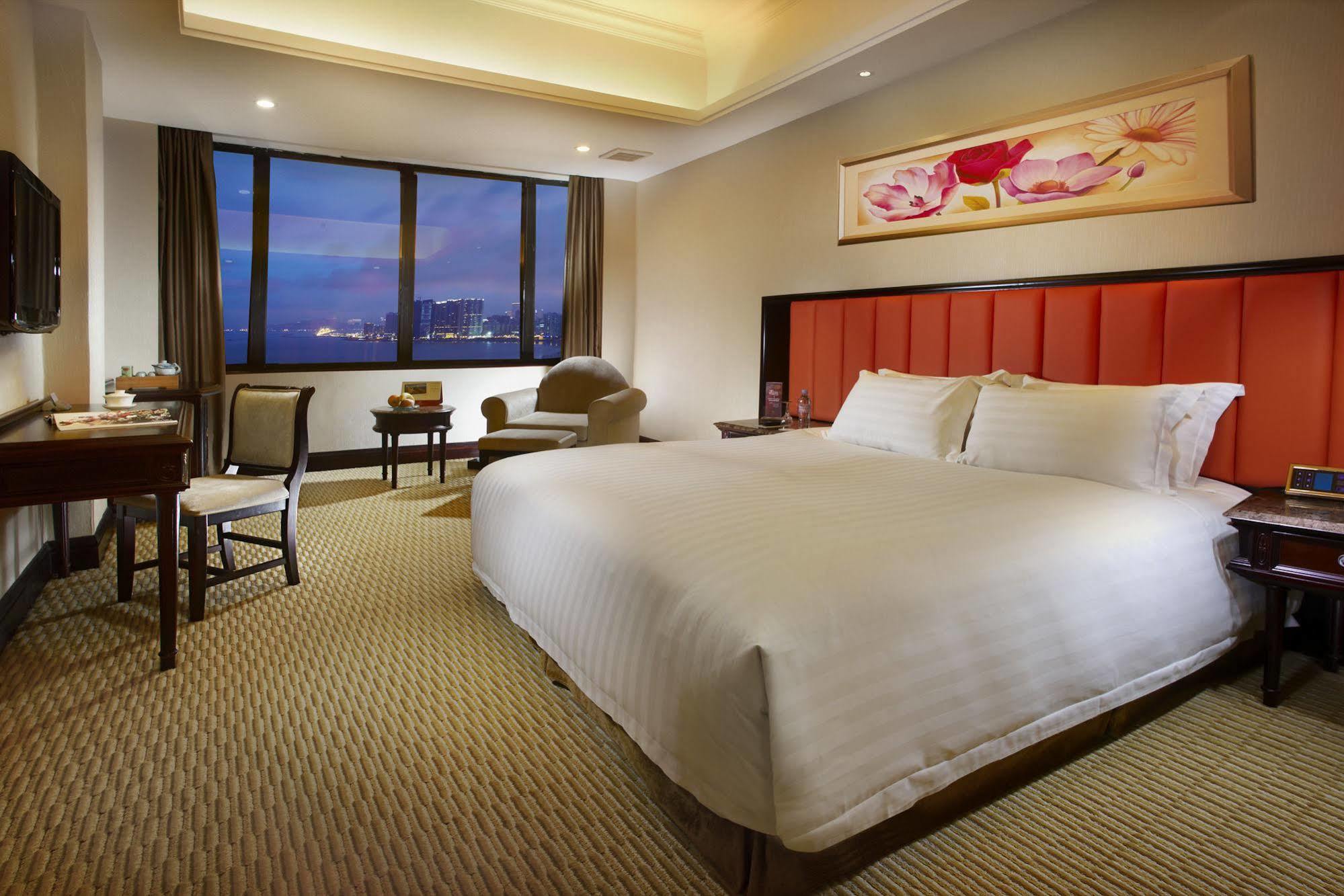 Grand Bay Hotel Zhuhai Exteriör bild